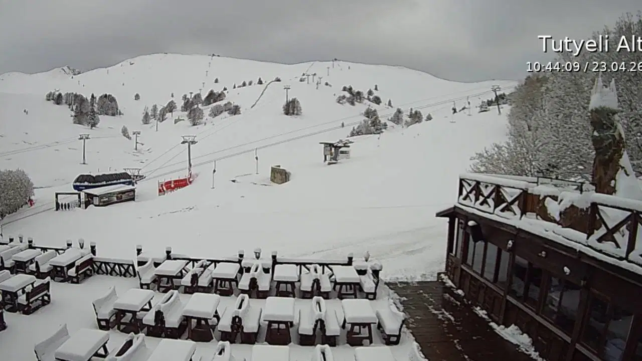 Uludağ'da nisan ayında kar yağışı: Kar kalınlığı 1 metre