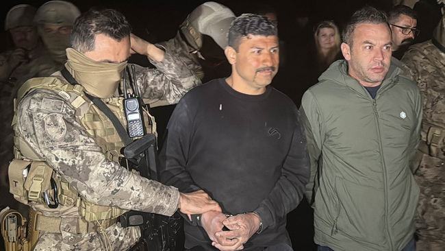 Uşak'ta ihbara giden polise ateş açıldı: Yaralılar var