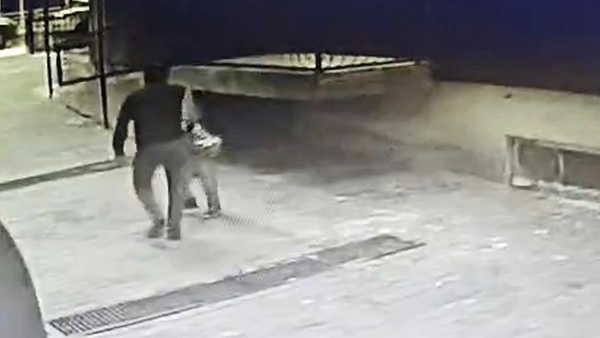 9 yaşındaki çocuğu 'Bahçeye zarar veriyorsun' diyerek darbetti