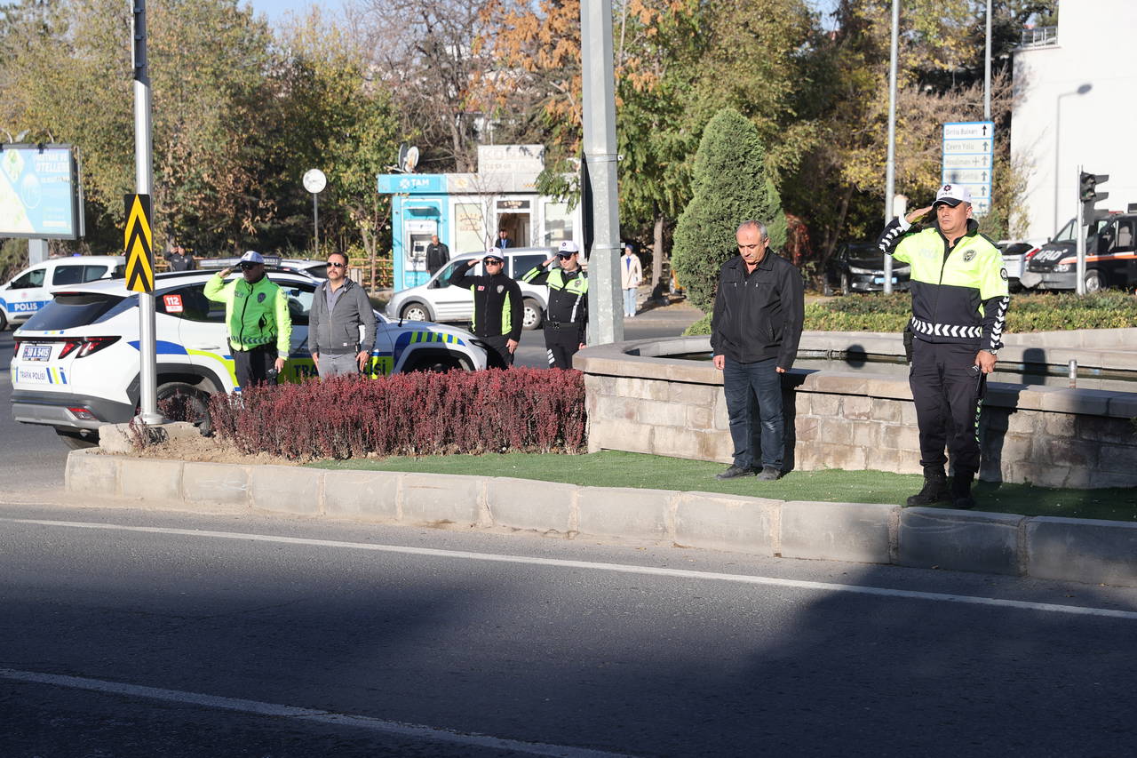 81 ilde saat 9'u 5 geçe hayat durdu... Sonsuz minnet, sonsuz sevgi: Türkiye Ata'sını özlemle andı