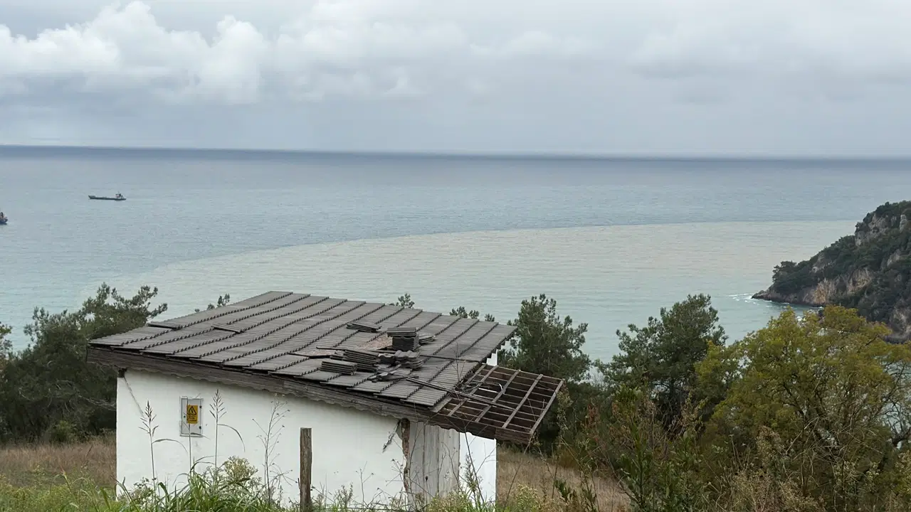 Bartın Irmağı'nın döküldüğü noktada endişelendiren görüntü