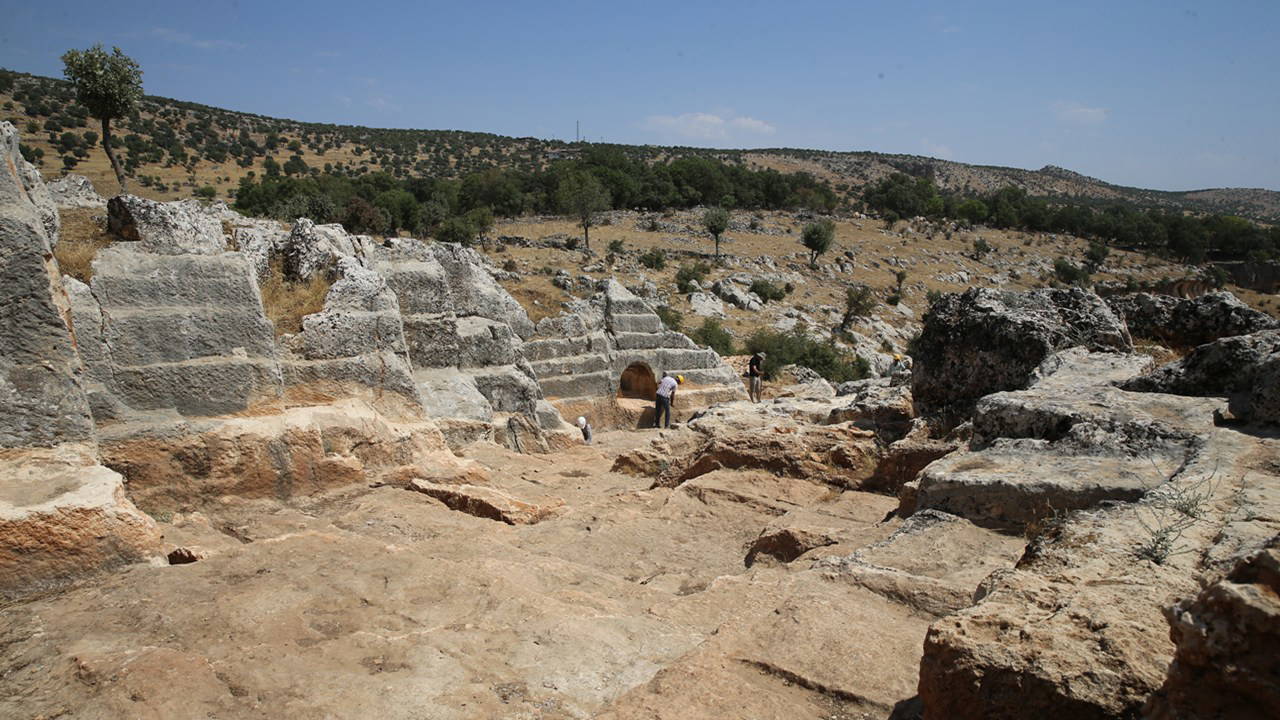 Diyarbakır'da eski taş ocağındaki arkeolojik kazıda 112 mezar bulundu