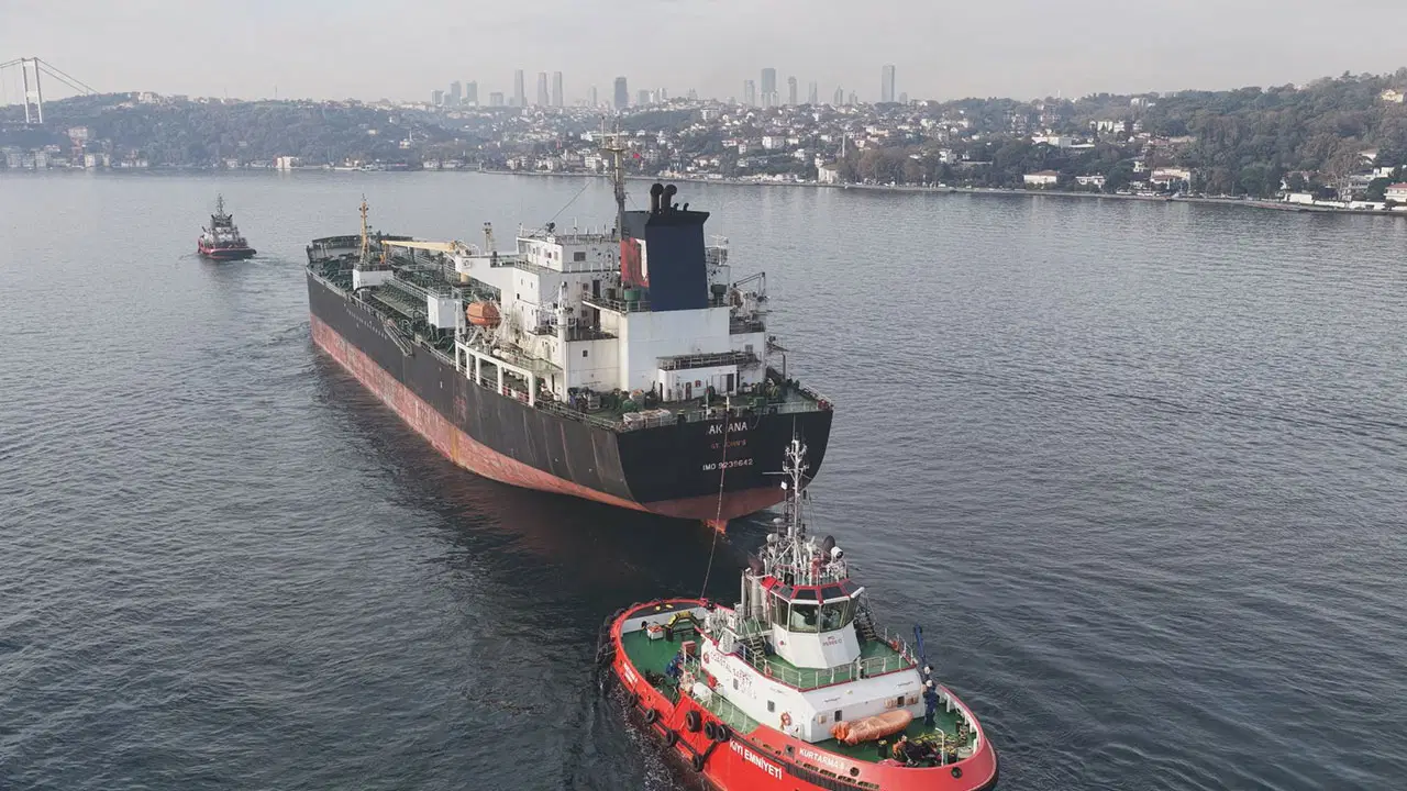 Dron saldırısına uğrayan AK ANA tankeri İstanbul Boğazı'ndan geçti: Gemi trafiği çift yönlü askıya alındı