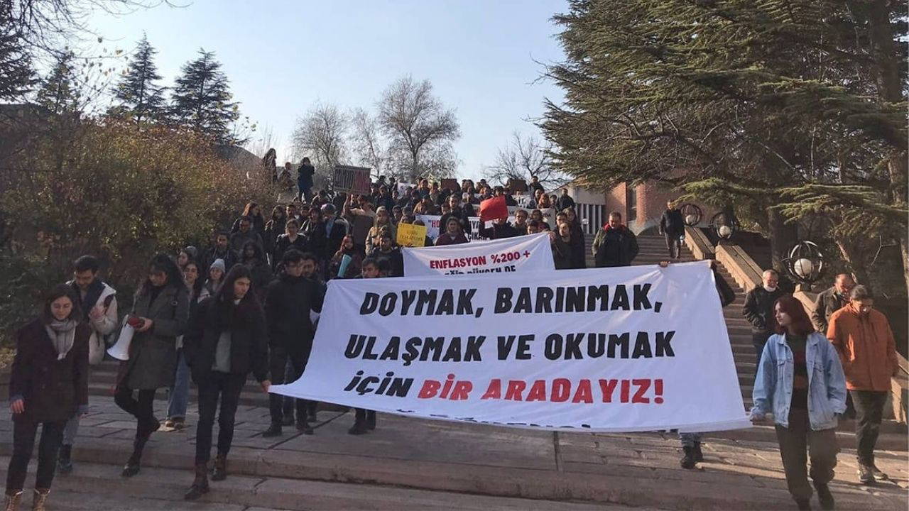 Üniversiteli aç ve açıkta