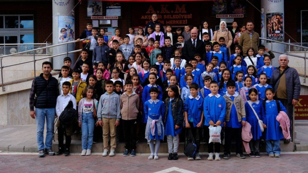 Akşehir Belediyesi Tiyatro Kulübü öğrencilerinden 'Cumhuriyet’e Sanatla Selam' 