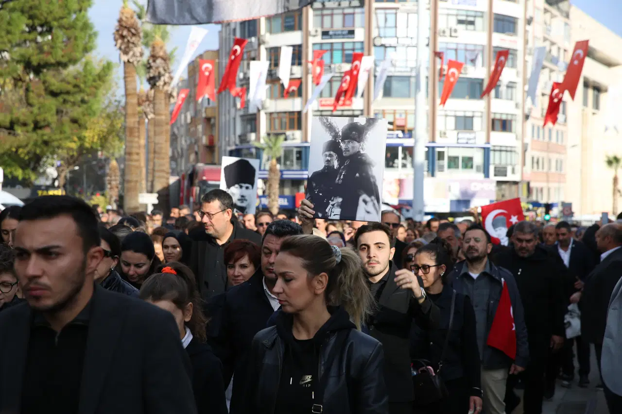 81 ilde saat 9'u 5 geçe hayat durdu... Sonsuz minnet, sonsuz sevgi: Türkiye Ata'sını özlemle andı