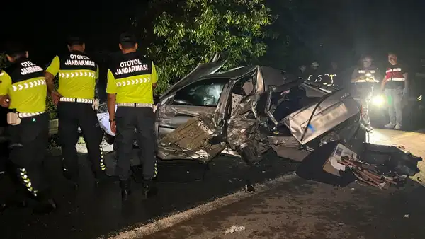 Kocaeli'nde Arızalanan Otomobile TIR Çarptı: 1 Çocuk Hayatını Kaybetti