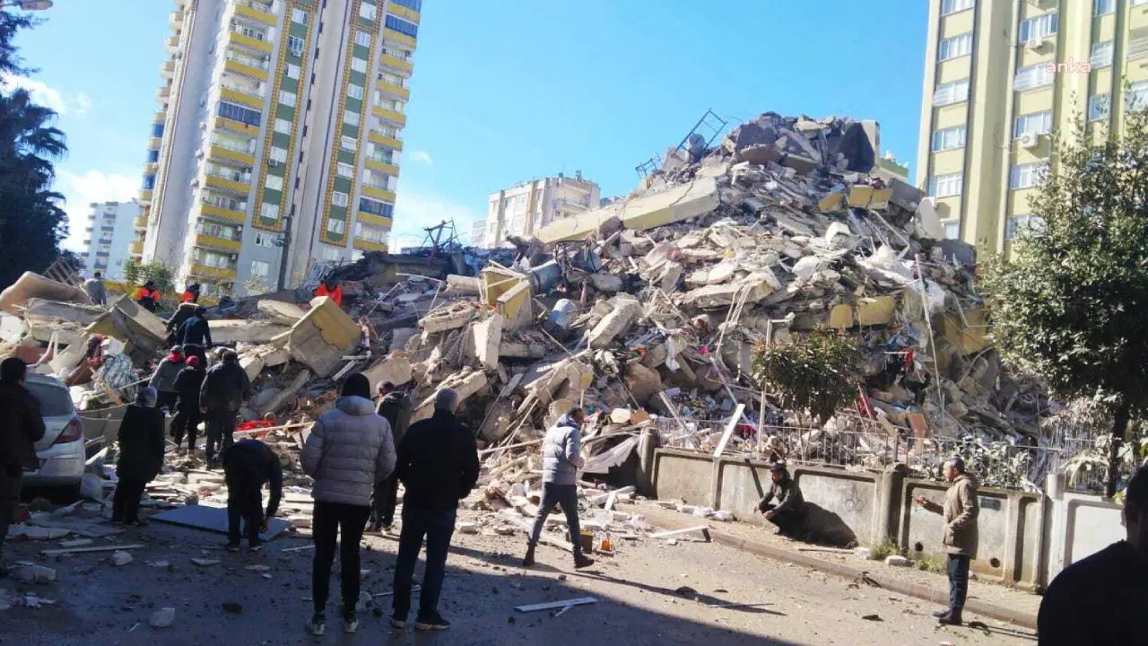 Depremde yıkılan Beluk Apartmanı davası bilirkişi raporu gelmediği için ertelendi