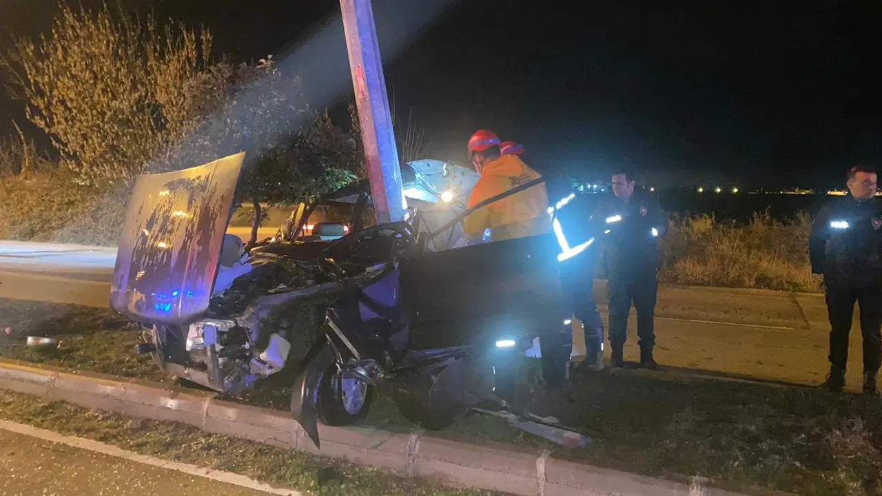 Adana'da mucize kurtuluş: Otomobil ikiye bölündü, iki yaralı