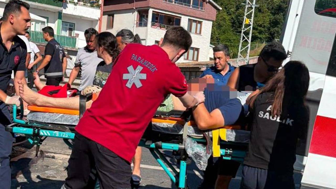 Yayalara yol veriyordu, otomobil çarptı: 2 yaralı