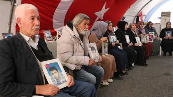 Terör örgütüne karşı oturma eylemleri devam ederken... Diyarbakır'daki mağdur ailelerden CHP'ye 'İmralı' tepkisi