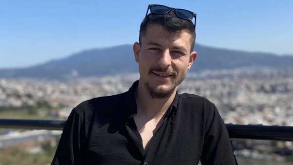 Manisa'da kayganlaşan yolda takla atan otomobilin sürücüsü kurtarılamadı!