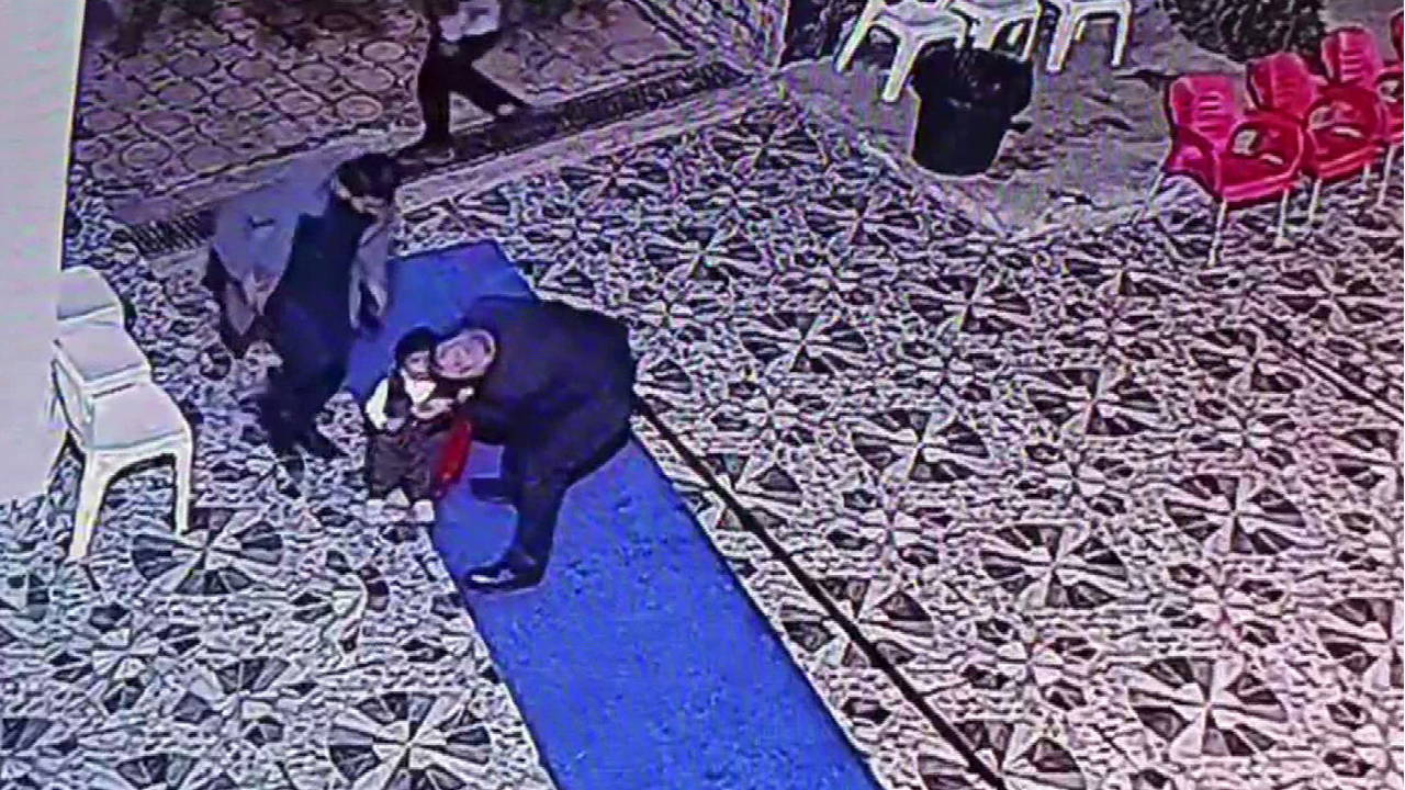 Düğünde boğazına şeker kaçan çocuk, gazetecinin "Heimlich manevrası" uygulamasıyla kurtarıldı