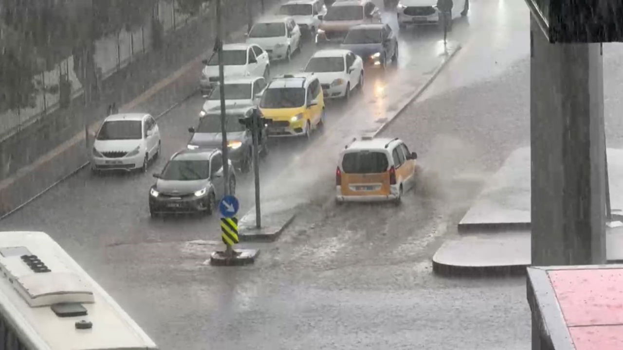 Diyarbakır'ı sağanak vurdu... Yollar suyla doldu!