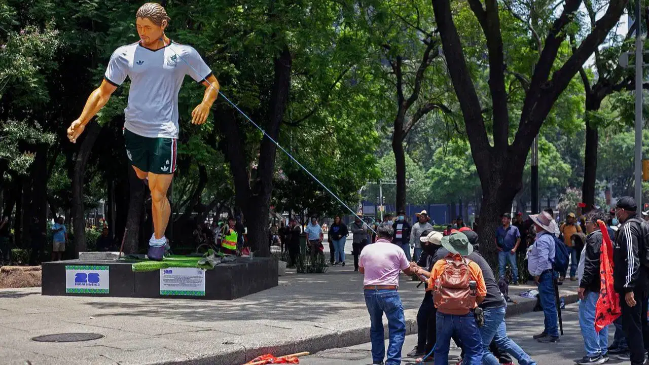 Dünya Kupası gölgesinde protesto: Öğretmenler, futbolcu heykellerini devirdi