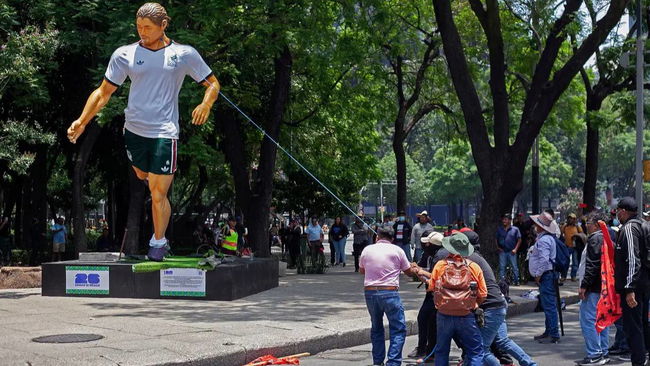 Öğretmenler sahaya indi, futbolcu heykelleri yıkıldı
