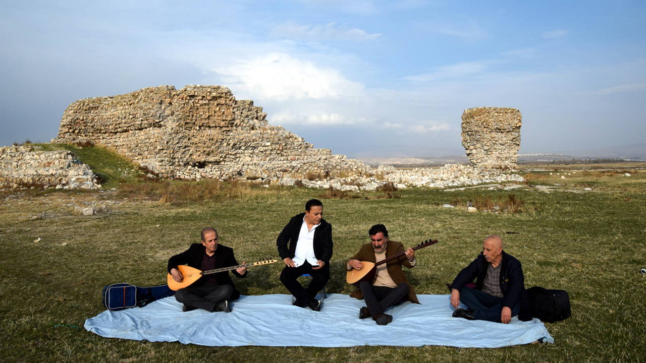 'Kuraklık' alarmı: 40 yıl önce yüzdükleri alanda saz çalıp türkü söylediler