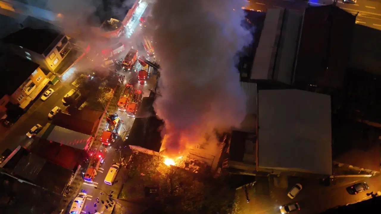 Ümraniye’de kereste deposunda yangın