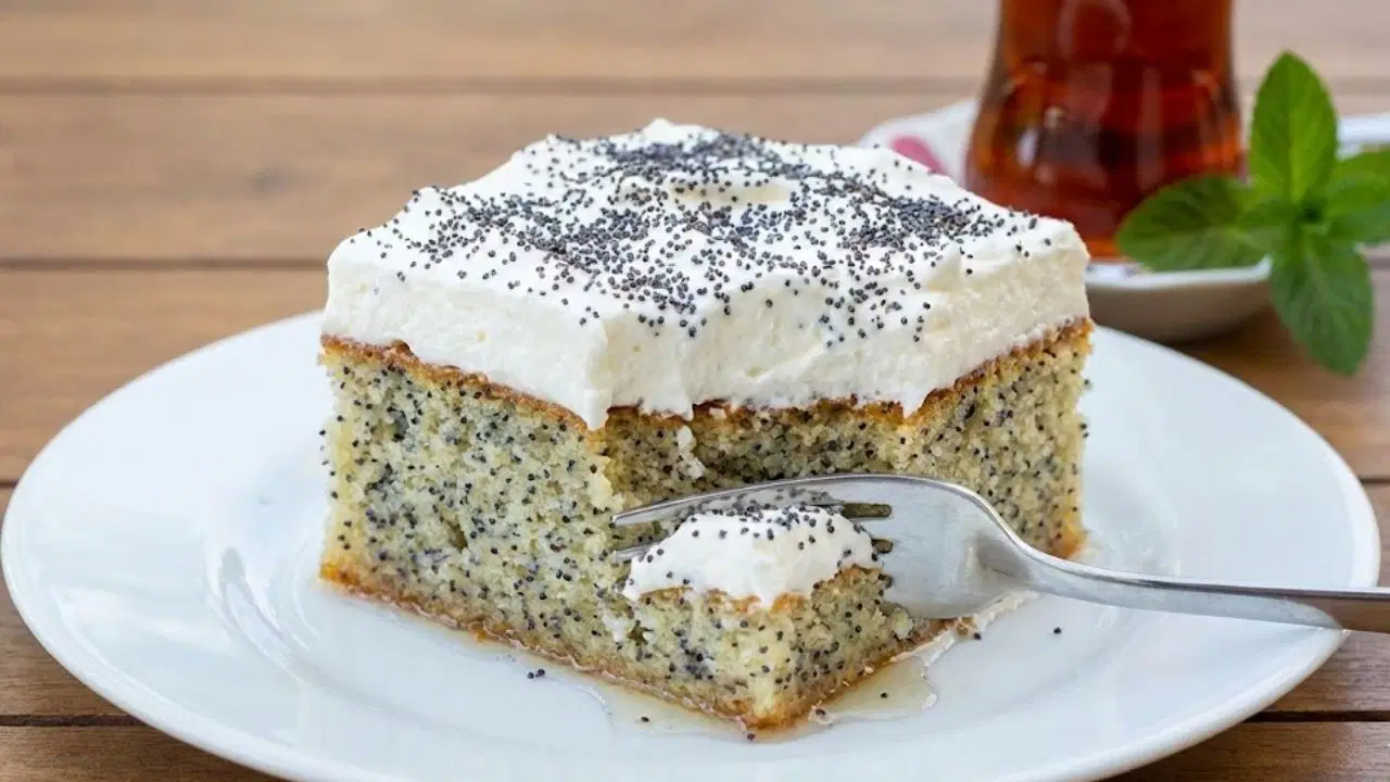 Çıtır çıtır bir lezzet deneyimi: Şerbetli tatlıların en modern hali haşhaşlı revani tarifi...