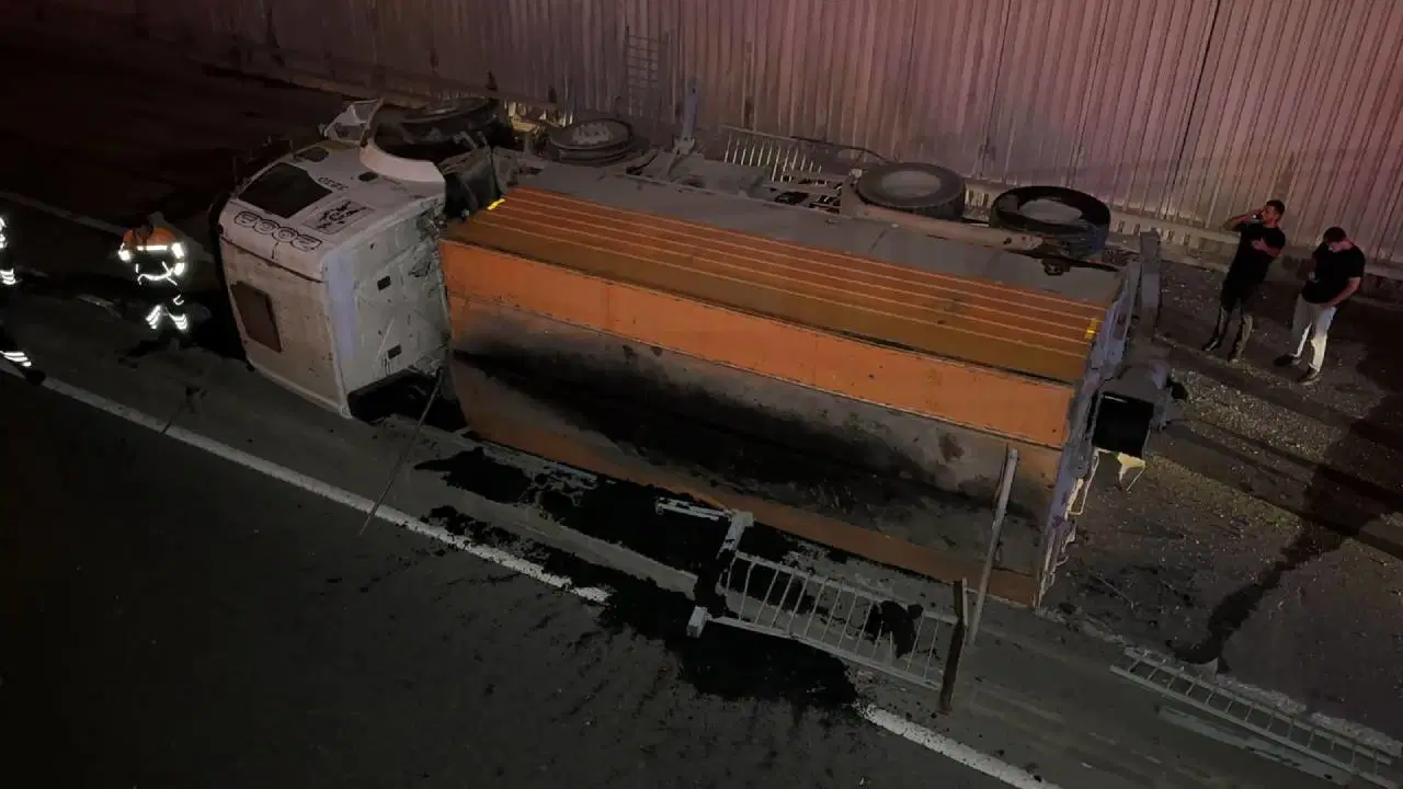 İstanbul'da feci kaza... İBB'ye ait yol asfalt kamyonu alt geçit yoluna düştü