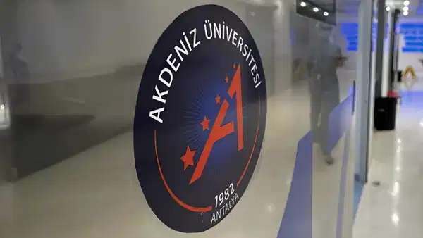 Akdeniz Üniversitesi'nde görevli akademisyen hakkında yakalama kararı: Doktorları dolandırdı!