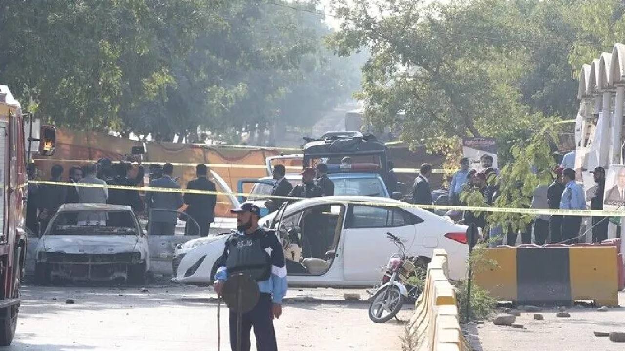 Pakistan'da camide intihar saldırısı: Çok sayıda can kaybı var