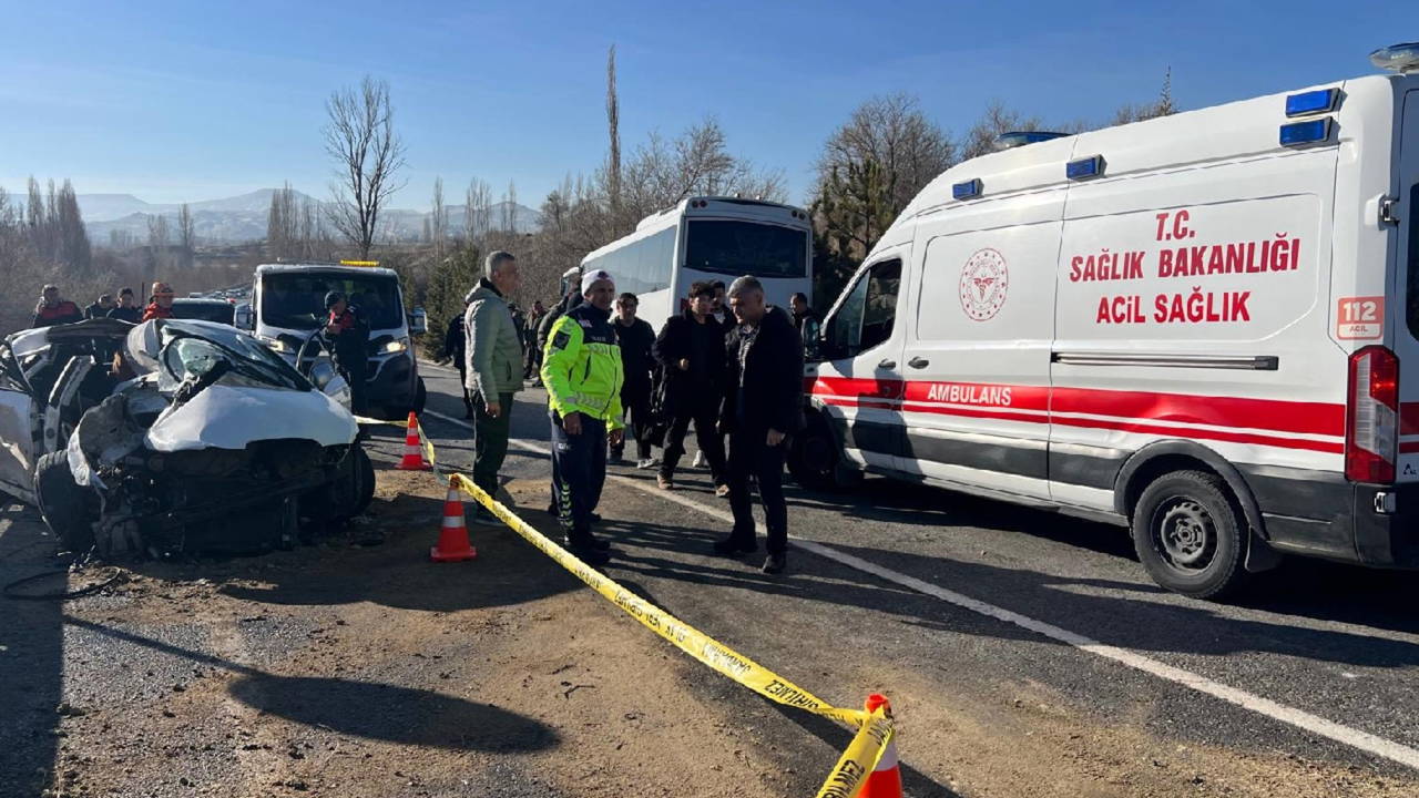 Nevşehir'de feci kaza... Yolcu midibüsü ile otomobil çarpıştı: Çok sayıda yaralı var!