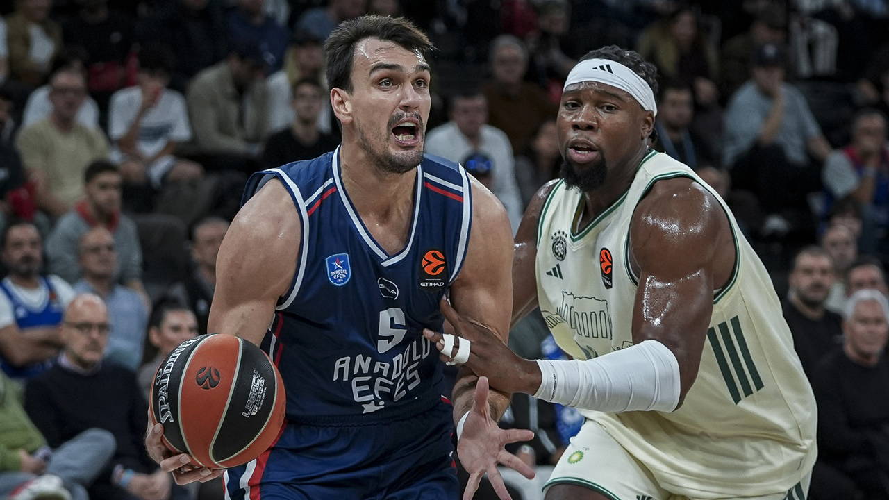 Anadolu Efes, lider Panathinaikos'u devirdi