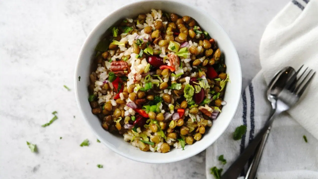 Hafif ama doyurucu bir klasik: Mercimek salatası tarifi