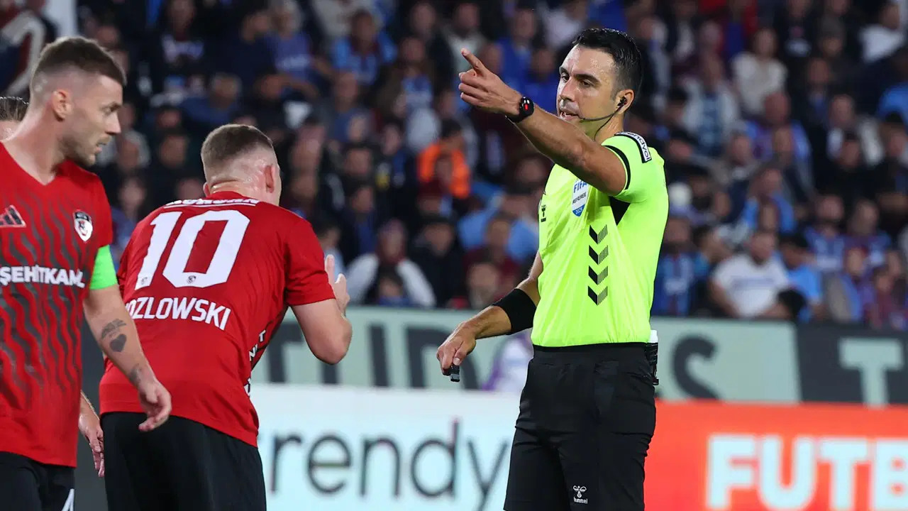 Trabzonspor - Gaziantep FK maçında verdiği karar gündem olmuştu... PFDK'dan Arda Kardeşler'e ceza!