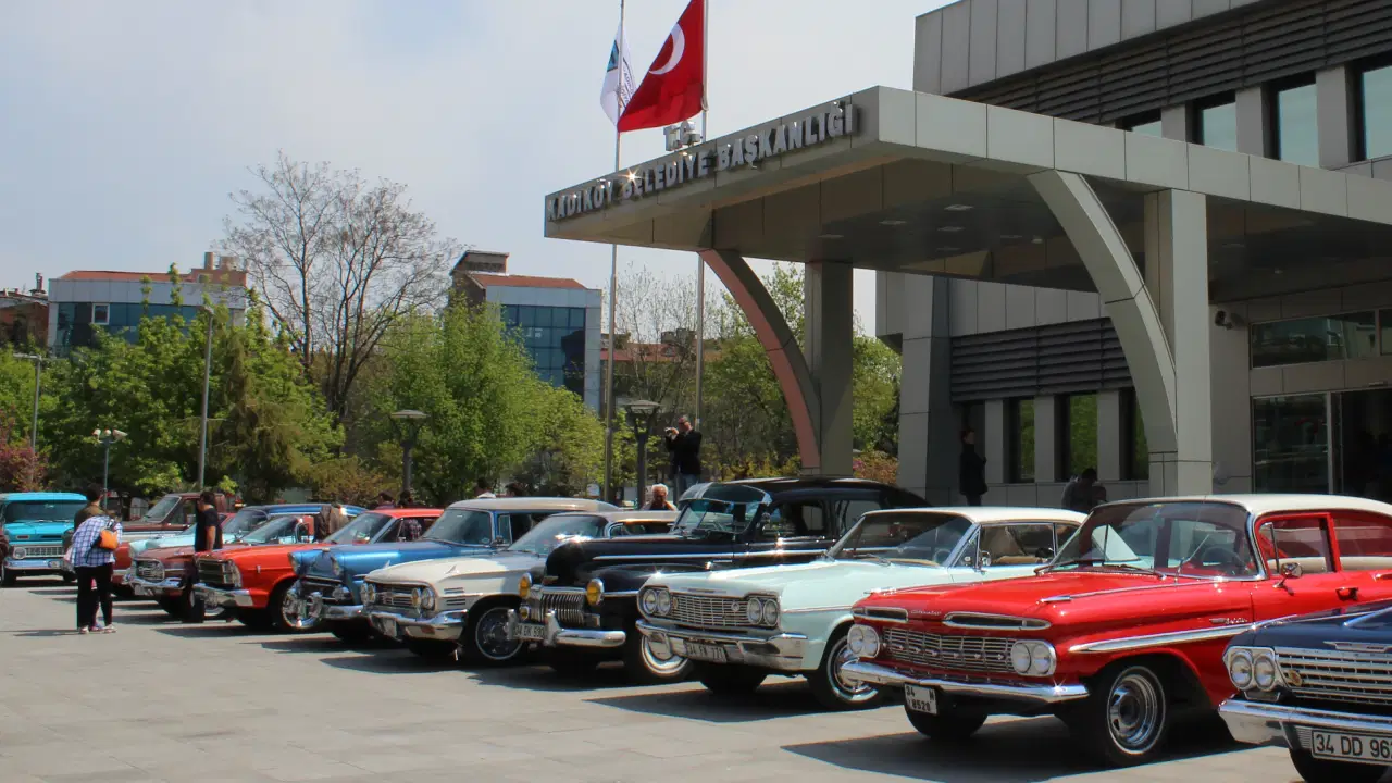 Kadıköy'de Sevgililer Günü’ne özel klasik otomobil konvoyu