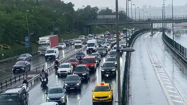 İstanbul trafiğinde 'sağanak' etkisi: Uzun araç kuyrukları oluştu