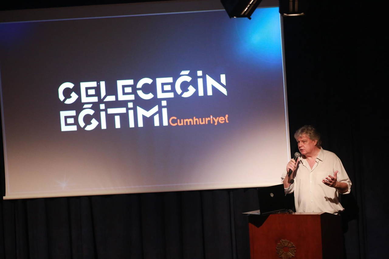 Cumhuriyet'in eğitim vizyonu zirvede yeniden yorumlandı