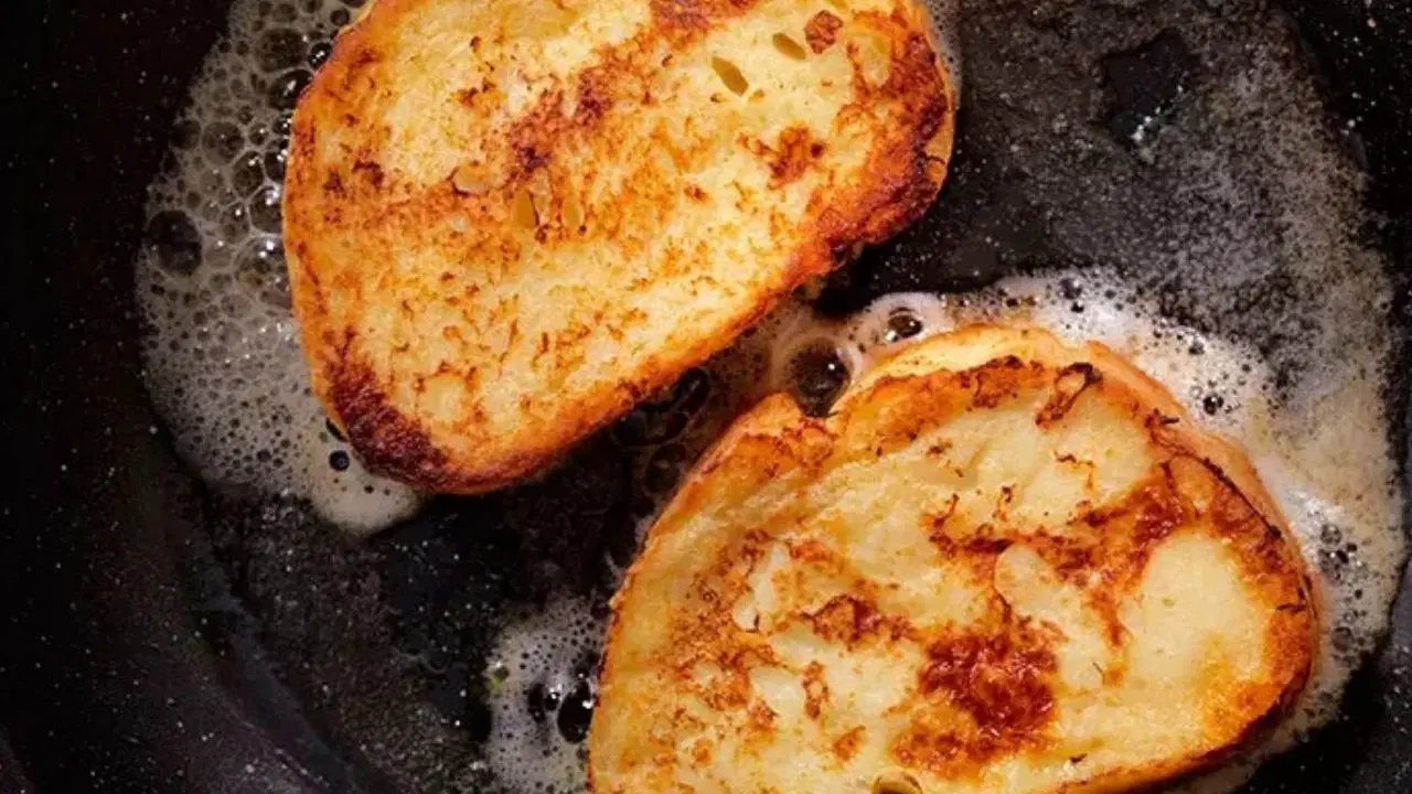 Çocukluğumuzun vazgeçilmez tadı: Yumurtalı ekmek tarifi
