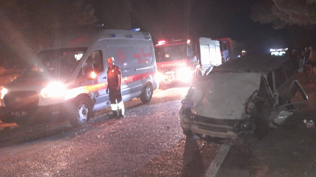 Manisa'da otomobil ile traktör çarpıştı: 2'si ağır 4 yaralı
