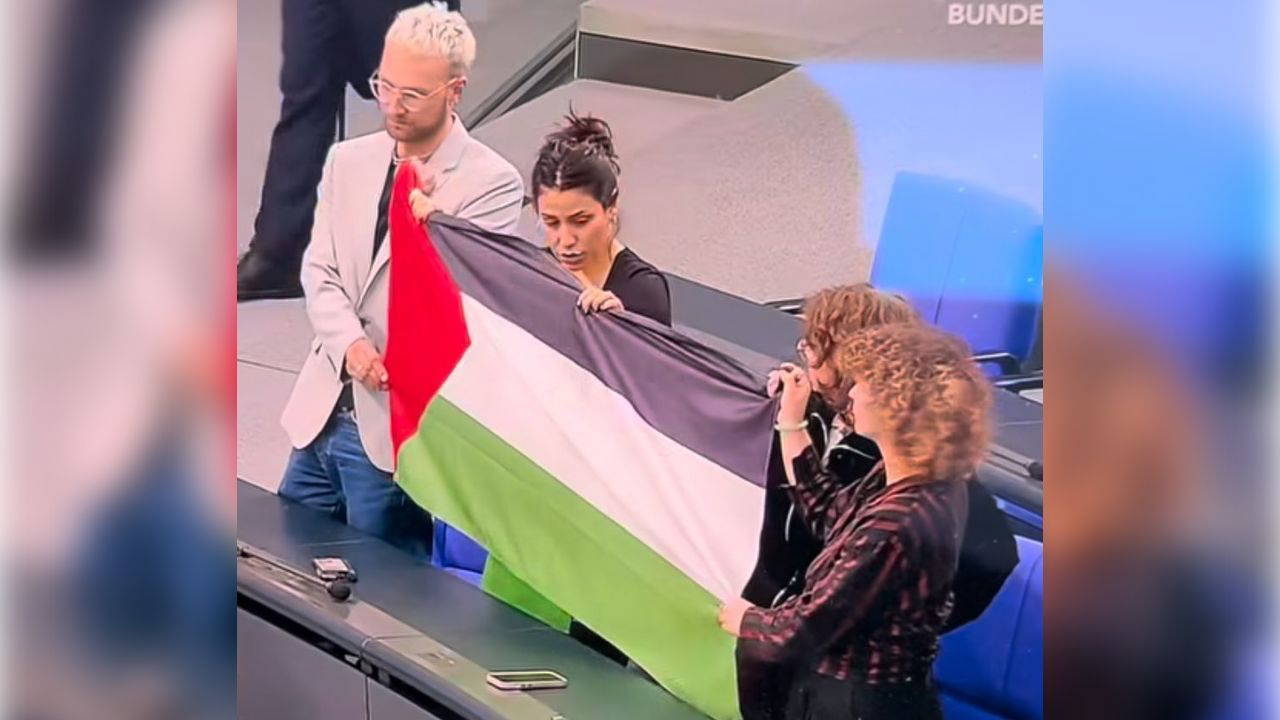 Mecliste Filistin bayrağı açtılar, salondan çıkarıldılar