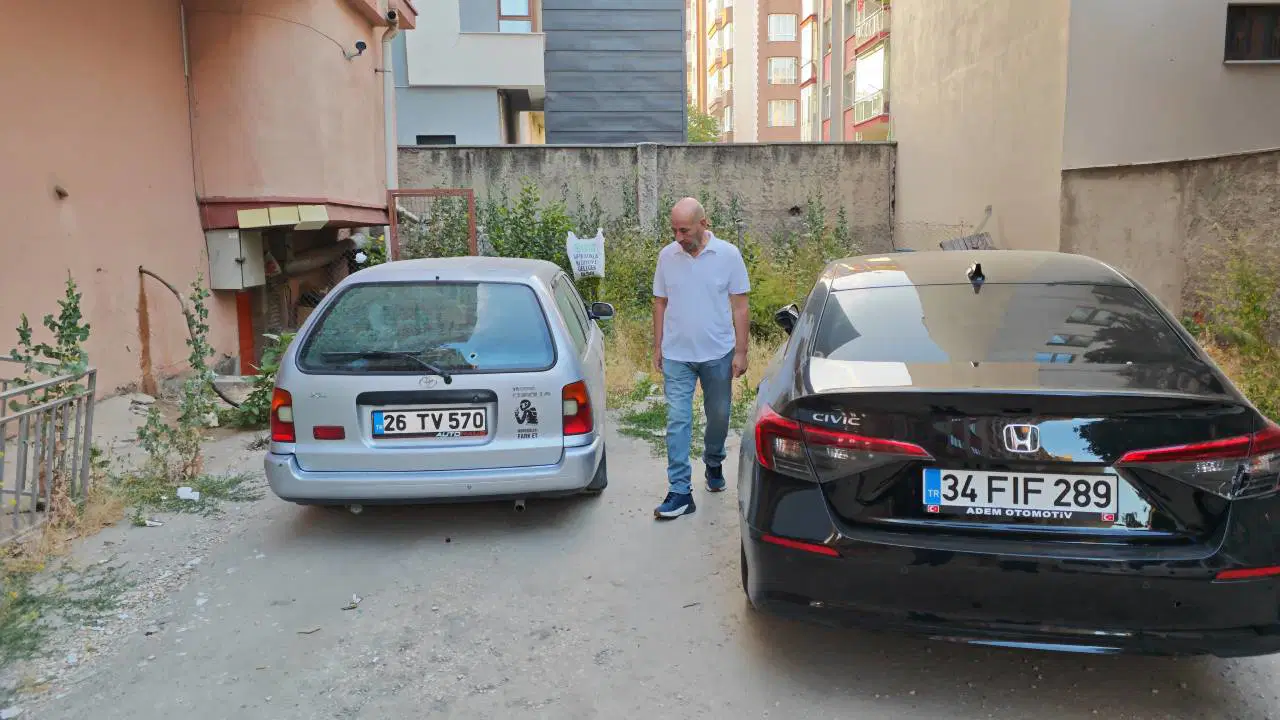 Park halindeki 2 otomobile 5 kurşun isabet etti