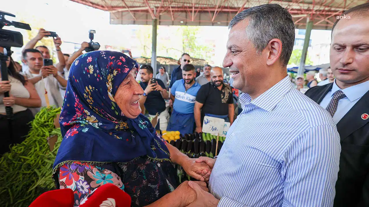 Özgür Özel'in pazar ziyaretinde dikkat çeken anlar: 'Gerisini Tayyip Bey düşünsün'