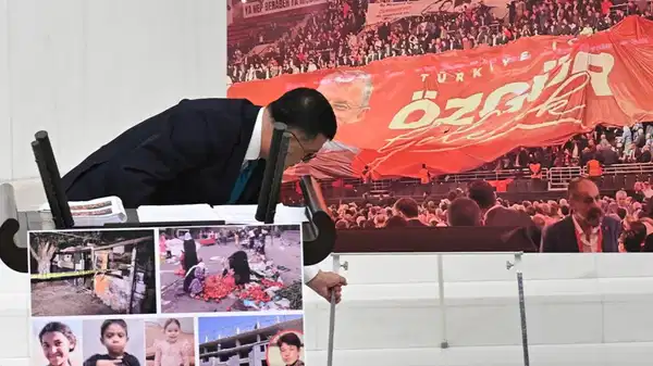 CHP’den TBMM TV'ye 'sansür' tepkisi: 'Özgür Gelecek' pankartı açıldı, kadraj değişti!