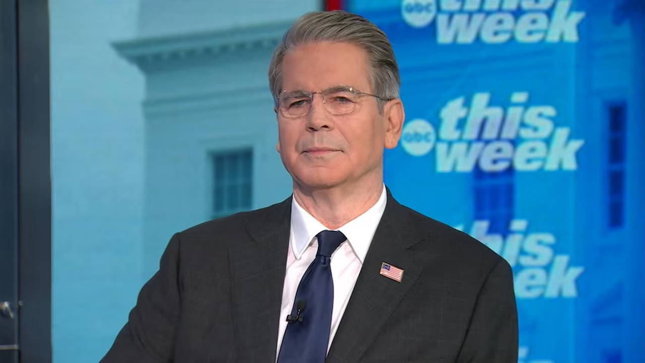 ABD Hazine Bakanı ile canlı yayında sert tartışma: Silahla değil pankartla gelmeliydi