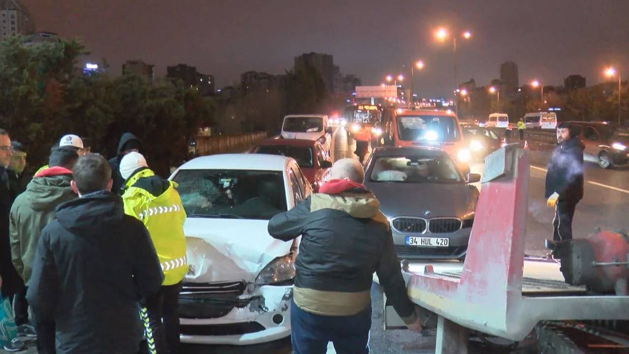 TEM Otoyolu'nda 8 araç birbirine girdi... Trafik kilitlendi!