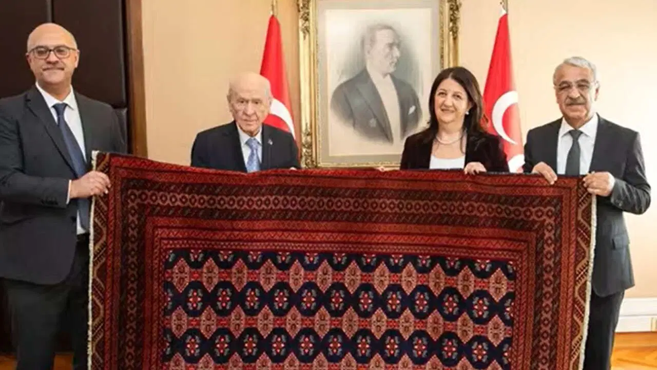 Terör örgütü PKK lideri Öcalan’dan Bahçeli’ye ‘kilim’ hediyesi: Bahçeli teşekkür etti, kilime ’27 Şubat 2025 Barış ve Demokrasi Kilimi’ adını verdi