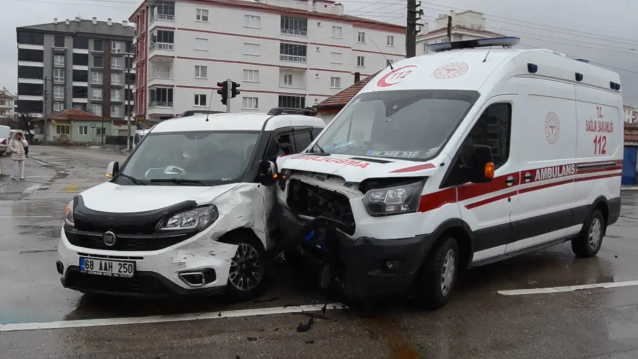 Ambulans ile araç çarpıştı: Çok sayıda yaralı var!