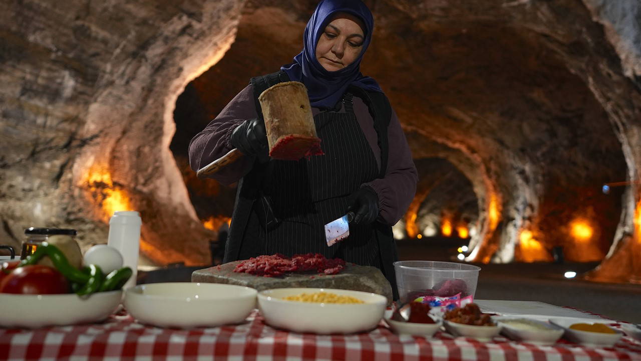 Tuz mağaralarından sofralara: Ekşi erik ve taşta dövülmüş etin eşsiz buluşması...