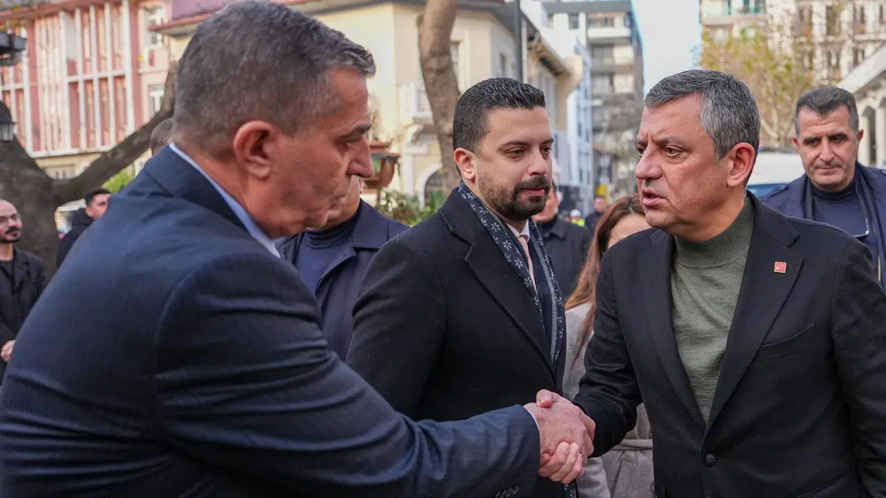 CHP lideri Özel, Şehzadeler Belediyesi'ni ziyaret etti