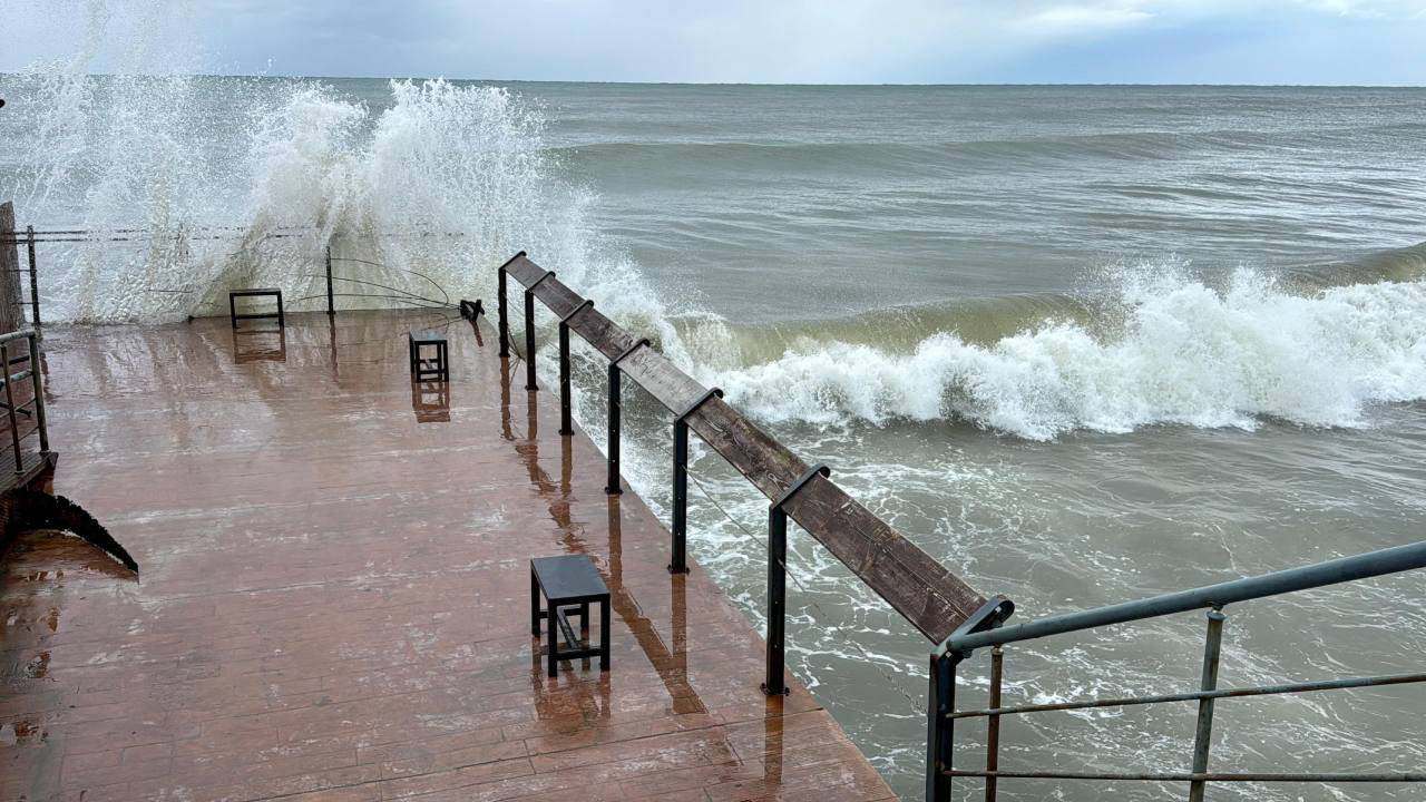 Kuvvetli rüzgar esareti... Dalga boyu 5 metreye ulaştı!