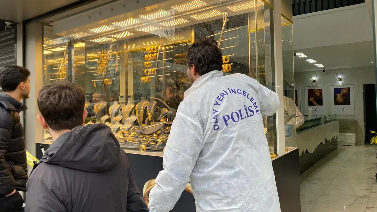 Kuyumcu çalışanını darbedip 1 kiloya yakın altını alarak kaçtılar!