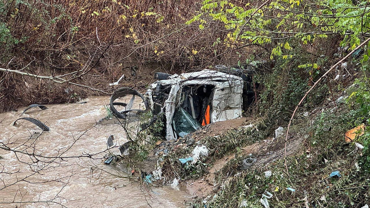 İstanbul'da kuvvetli yağış... Sarıyer'de yol çöktü: Pikap ile kamyonet dereye düştü!