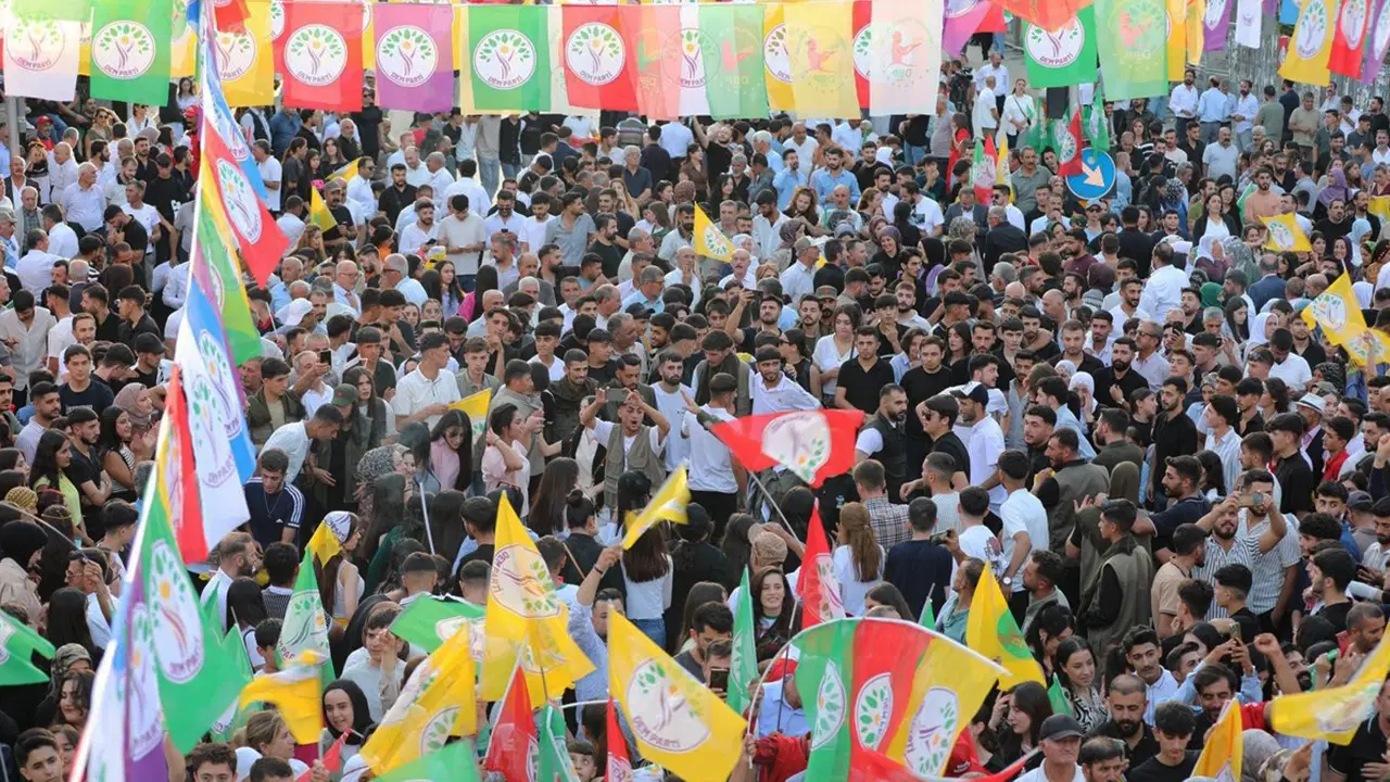 Son dakika... Diyarbakır Valiliği'nin 'eylem' yasağının ardından DEM Parti'den yeni hamle: 'Öcalan'a özgürlük' mitingi yine ertelendi!