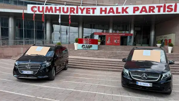 CHP Genel Merkezi önünde tepki çeken görüntü: Kılıçdaroğlu yönetimi, 2 makam aracını 'satılım haram araç' ilanıyla sergiledi